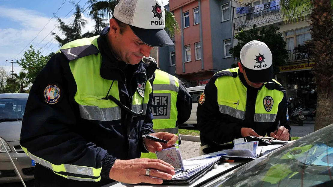 Otomobili olanlara hafta sonu duyurusu yapıldı! Arabanızın plakasını mutlaka kontrol edin: 1.671 TL cezası var