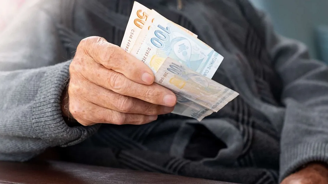 Milyonlarca emeklinin beklediği haber geldi! En düşük emeki maaşı 10.000 TL duyurusu: Az önce belli oldu