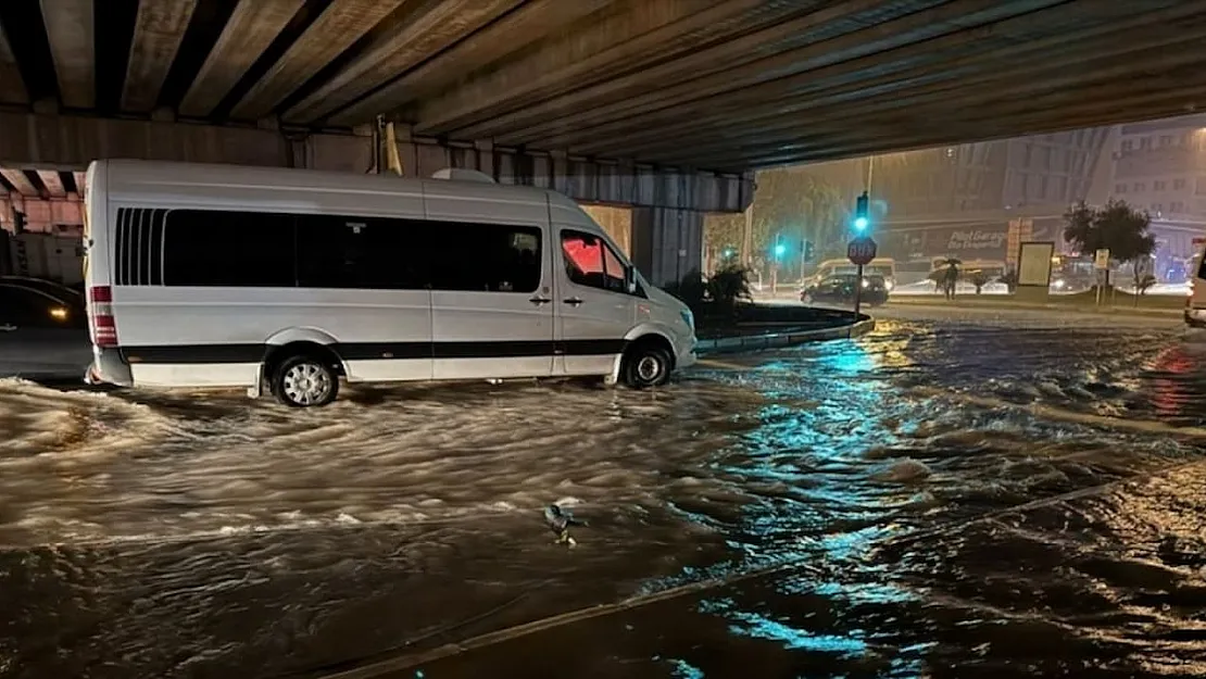 Antalya'yı Felç Eden Şiddetli Yağış: Okullar Tatil, Yollar Göle Döndü
