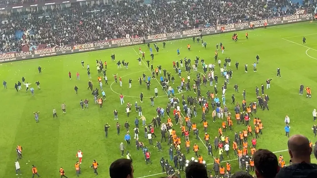 Trabzon'da Gergin Anlar: Futbol Maçında Taraftarlar Sahaya İndi!
