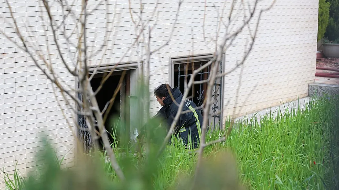 Lüks Villada Dehşet! Biri Alevler İçinde Kendisini Sokağa Attı Diğerinin Cansız Bedeni Bulundu