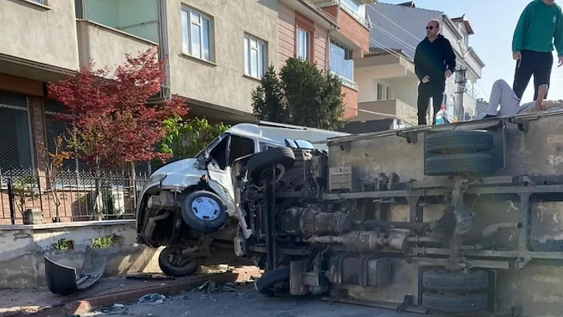 Bursa İnegöl'de Korkutan Trafik Kazası: 3 Yaralı