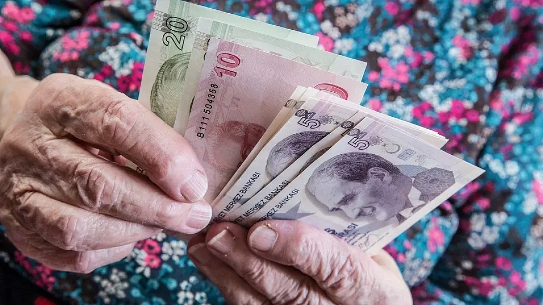 SGK'dan emekli maaşı açıklaması geldi! Maaş hesaplarına yatırıldı: Çekmeyi unutmayın