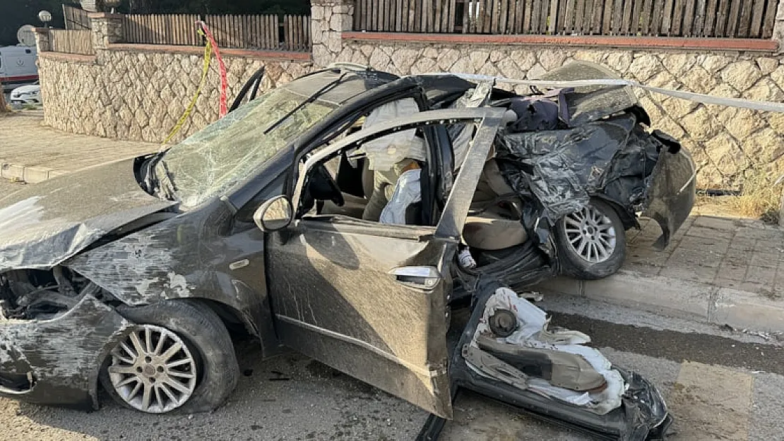 İzmir'de Trafik Kaza: Genç Sürücü ve Arkadaşları Ağır Yaralandı