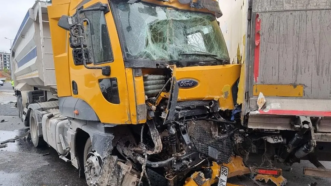 Otoyolda korkunç olay yaşandı! TIR ışıklarda bekleyen otomobilleri biçti: Çok sayıda yaralı var