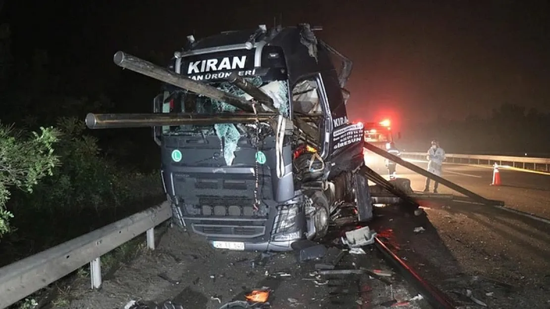 Duran vaziyetteki TIR'a arkadan çarptı: Korkunç olay yaşandı: Ölüler var