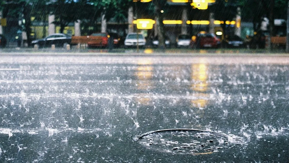 Meteoroloji'den 16 İle Sarı Kodlu Uyarı: Kuvvetli Sağanak, Fırtına ve Sel Tehlikesi