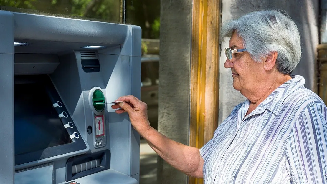 Maaşını ATM'lerden çeken emekliler dikkat! Bugün Türkiye genelinde değişti