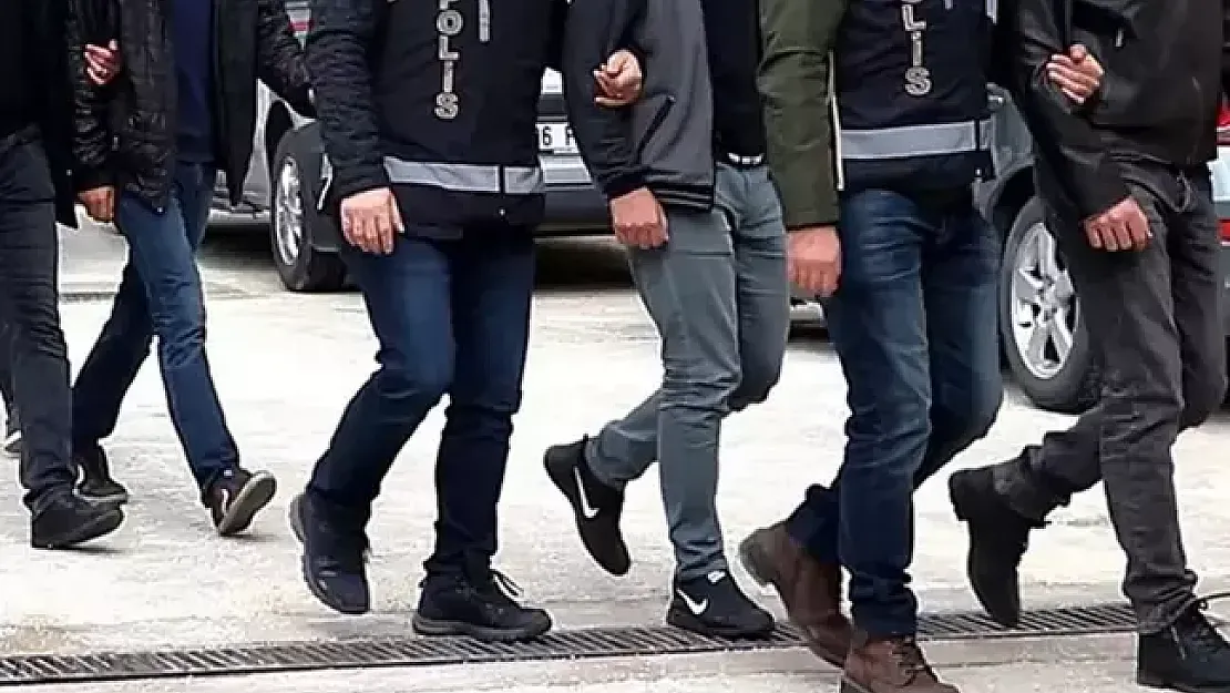 Küçükçekmece'de Şok Operasyon: Şüpheli Araçtan Cephanelik Fışkırdı, 4 Çocuk Yakalandı!