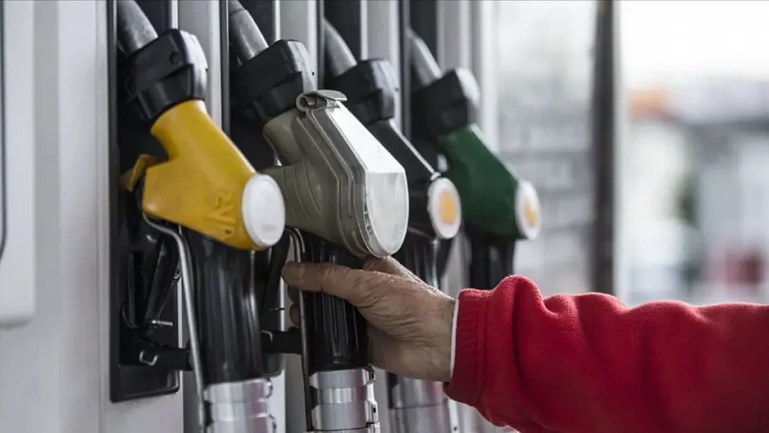 AKARYAKIT FİYATLARI YÜREKLERİ AĞZA GETİRDİ: BENZİN VE MOTORİNDE NELER OLUYOR?