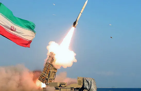 İran'dan Katar'daki ABD üssüne füze saldırısı