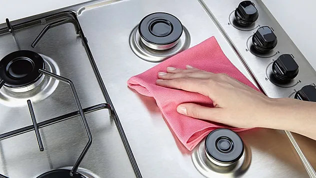 Ocaklardaki inatçı yağ lekelerine doğal çözüm! Bu iki malzeme ile parıl parıl olacak