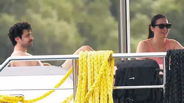 Teknede çay, denizde aşk: İrem Sak ve Furkan Korkmaz aşkı görüntülendi