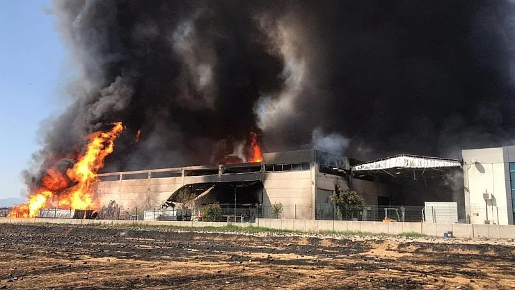 Kozmetik fabrikasında yangın çıktı! İşçiler hastanelik olurken, bina tuzla buza döndü! Görüntüler ürküttü!