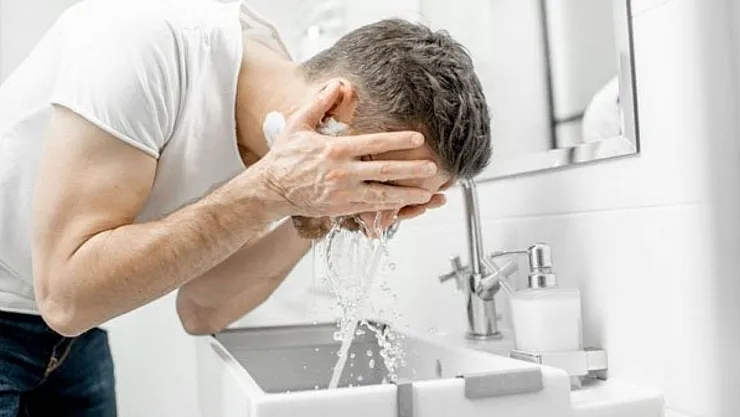 Uyanınca ilk olarak yüzünü yıkayanlar hemen buraya! Çok büyük bir yanlış yapıyorsunuz! Dermatolog uyardı! Meğer ilk yapmanız gereken..