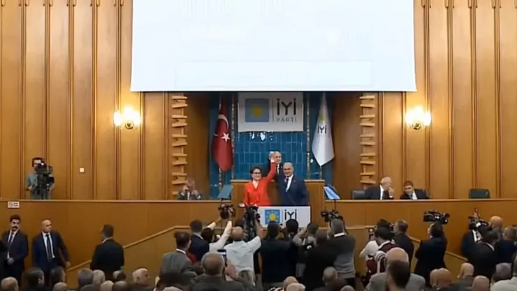 Meral Akşener Turhan Çömez'e rozeti taktı! Turhan Çömez kimdir?