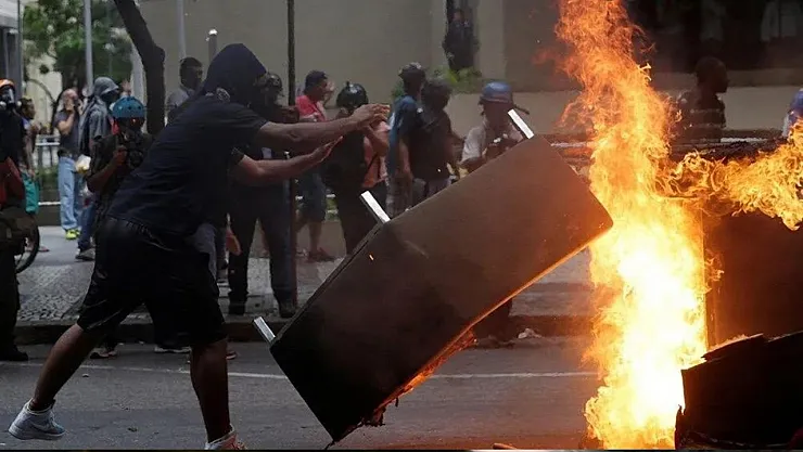Brezilya'da tehlike çanları koltuğu kaybeden Bolsonaro darbe mi yapacak?