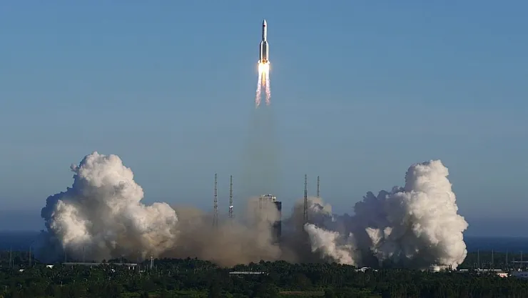 Tüm dünyayı korkutan Çin roketi dünyaya düştü!