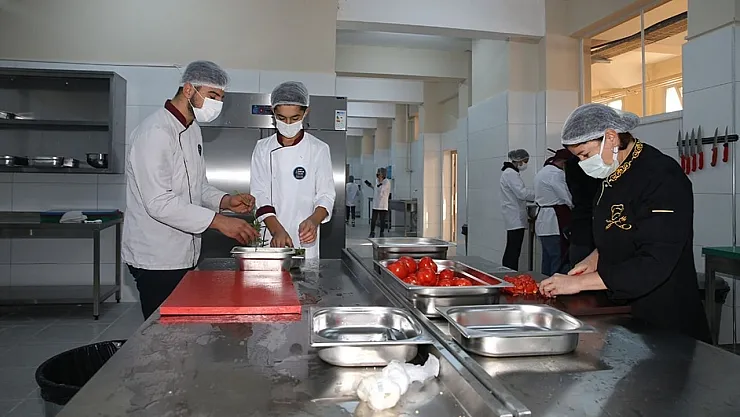 Bir ilk meslek lisesi yemek şirketlerini geride bırakan performansı