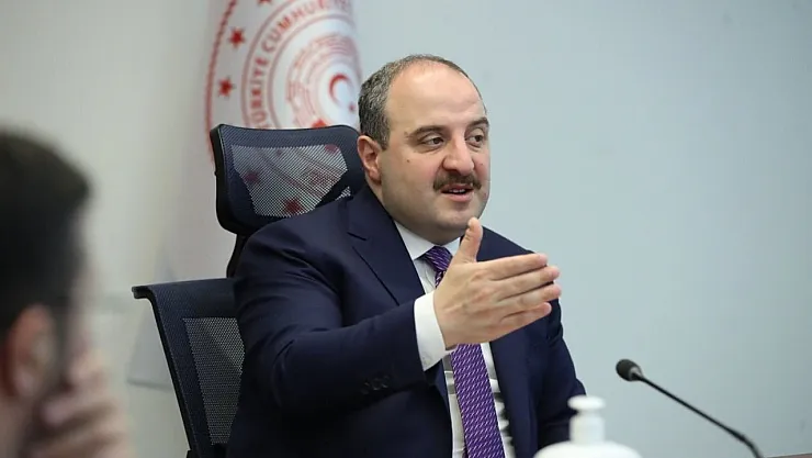 Bakan Varank: Siyasiler manşetlerde oluşturulan kamuoyu baskısının altında ezildi