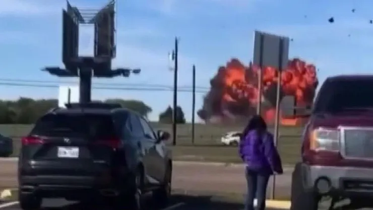 ABD'de iki gösteri uçağının çarpıştığı anlar kameralara yansıdı!