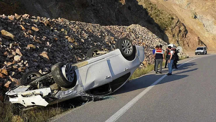 Sivas'ta yolcu otobüsü ile otomobil çarpıştı: 1 ölü 1 yaralı var