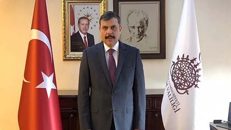 Makamından Cumhurbaşkanı Erdoğan'ın fotoğrafını kaldırdığı iddia edilen validen açıklama geldi