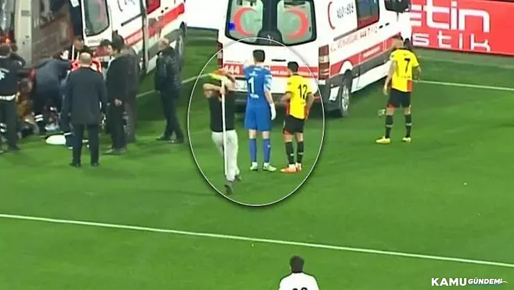 Göztepe Altay karşılaşması yarıda kaldı! Bir taraftar sahaya indi sopayla kaleciye saldırdı
