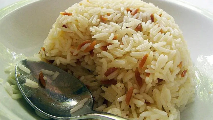 Pilavınız artıyorsa sakın atmayın! Parmak yedirecek hem de artan yemeği değerlendireceğiniz lezzet!