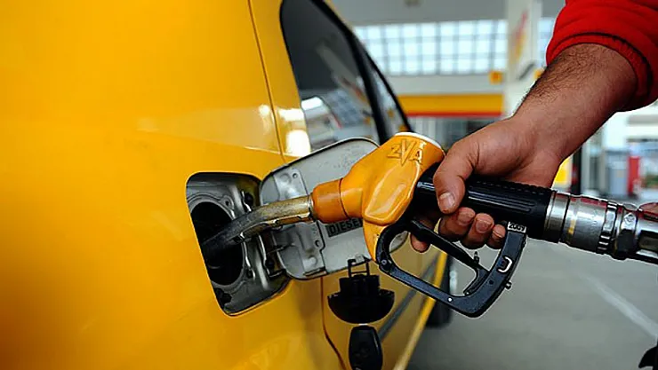 Akaryakıt fiyatlarına büyük indirim geliyor! Sürücülere depolarını fullemesin beklesin