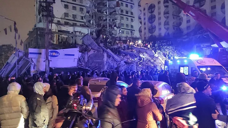 7,6 ve 7,7 şiddetinde depremler oldu! Ölü sayısı 1.000'i geçti: Acı haber böyle duyuruldu