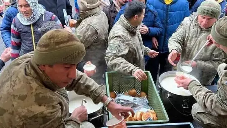 Deprem bölgesinde Mehmetçiklerden depremzedelere yemek dağıtımı!