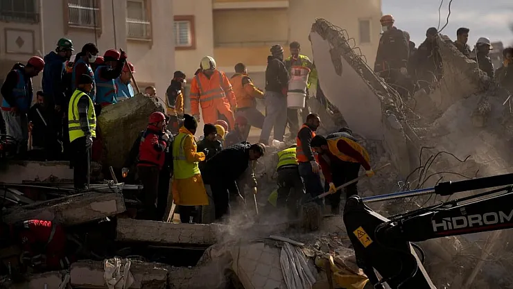 Depremde ölenlerin sayısı 8 bin 700'ü geçti!