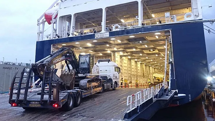 Deprem bölgelerine yardım için Ro-Ro gemileri devreye girdi! Tırlar ve iş makineleri taşınacak!