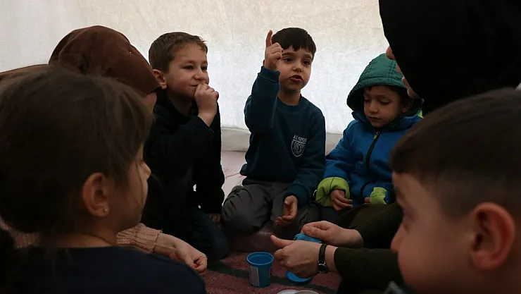 Depremden etkilenen ve ailesiz çocuklara koruyucu aile olmak mümkün! Bakanlık açıkladı