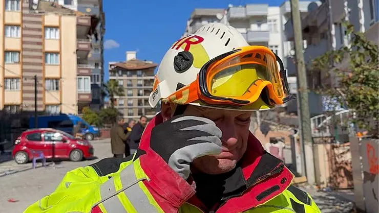 Macaristan arama kurtarma ekibi deprem bölgesinde! Macar kurtarma ekip lideri göz yaşlarını tutamadı!