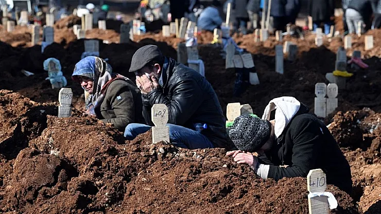 Binlerce kişi hayatını kaybetti! Defin işlemleri tüm gün devam ediyor!