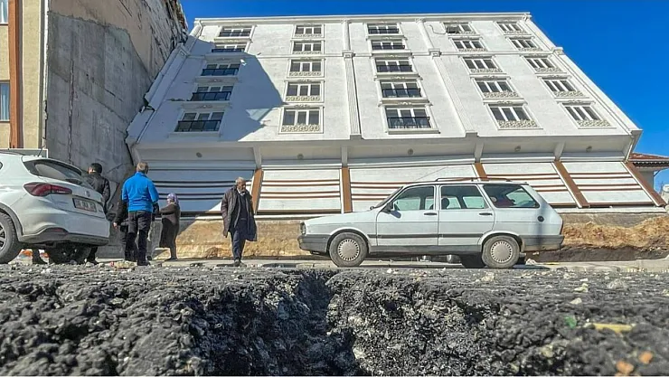Adıyaman'daki 1 yıllık evin yıkılmayıp yan devrilmesi herkesi şaşırttı!