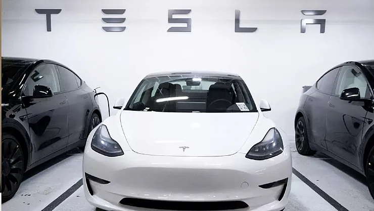 Tesla'dan büyük şok! Kendi aracı diye başka aracı kullandı!