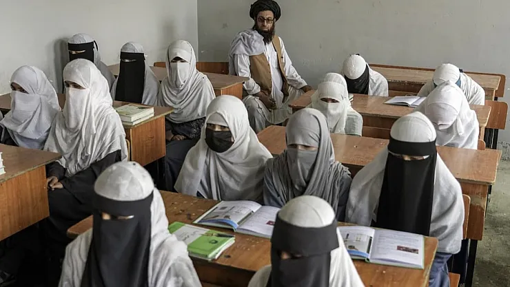 Afganistan'da kız çocuklarının eğitim yasağı: Taliban neden bunu yapıyor ve dünya ne diyor?