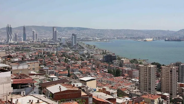 İzmir'in Gözde Merkezindeki Tartışmalı Gökdelen Projesi: Yargı Kararına Rağmen İnşaat Devam Ediyor