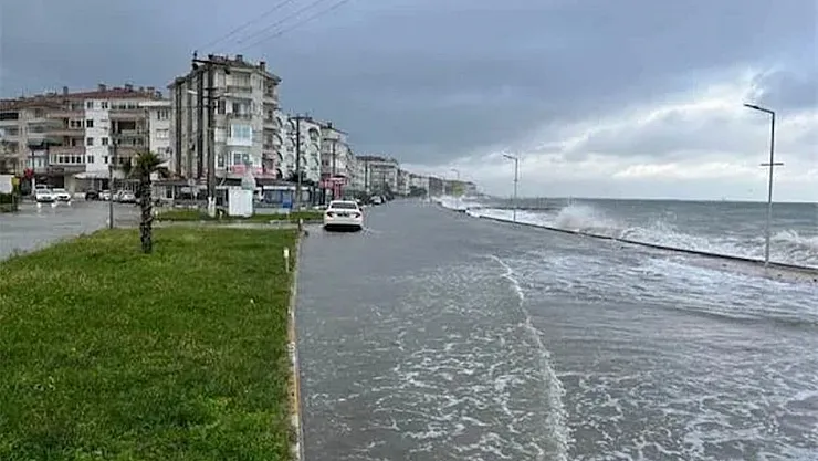 Yalova'da Fırtınanın Etkisiyle Deniz ve Kara Bir Arada