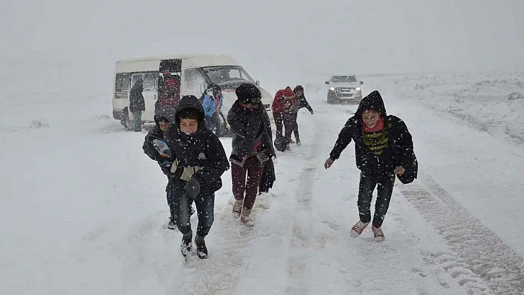 Kar ve kırmızı alarm verildi! Pazartesi günü okullar tatil mi? Son dakika