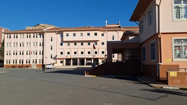 İstanbul Pendik'te Okul Tuvaletinde Korku Dolu Anlar: 9. Sınıf Öğrencisi Bıçaklı Saldırıya Uğradı