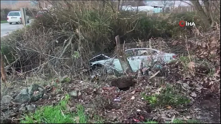 Sakarya Pamukova'da Kontrolden Çıkan Lüks Otomobil Ağaçlara Çarptı: 3 Yaralı