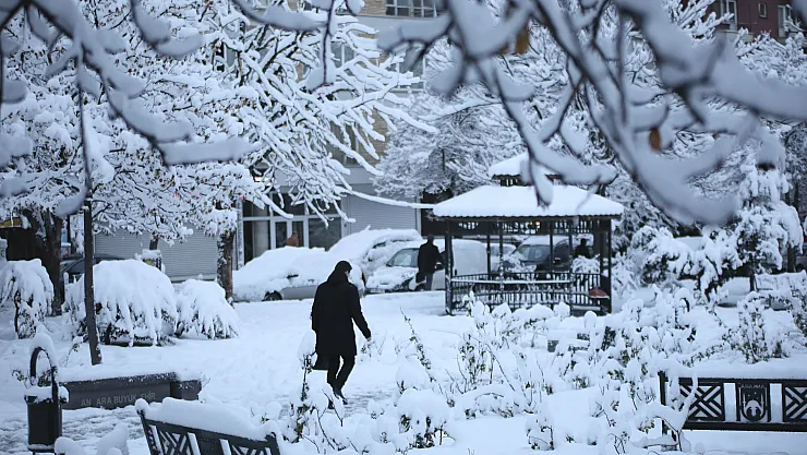 Ve sonunda beklenen kar yağışı başladı! 18 şehir için alarm verildi: Sıcaklık 12 derece düşecek