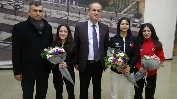 Milli Halterciler Konya'da Coşkuyla Karşılandı: Avrupa'da Bayrak Dalgalandı, Rekorlar Kırıldı!