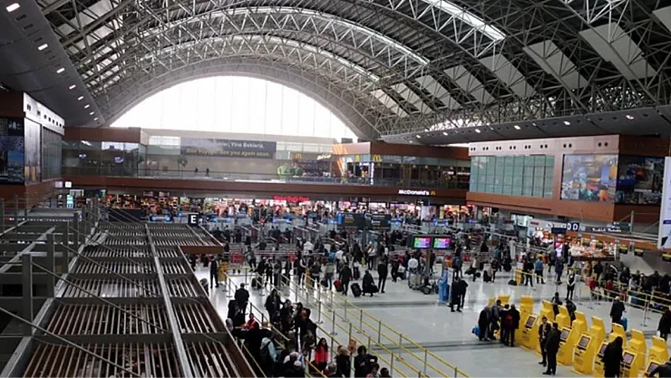 Sabiha Gökçen Havalimanında şoke den hesap! 1 simit 1 meyve suyu fiyatı dudak uçuklattı