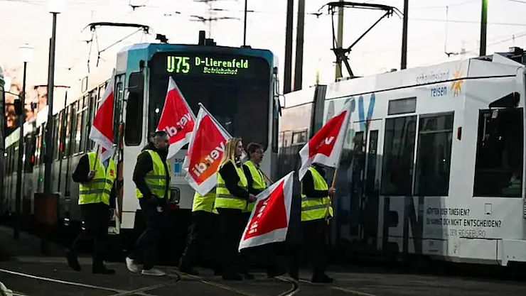 Almanya Genelinde Grev Dalgası: Toplu Taşıma ve Hava Yolu Etkilendi, Uzay İstasyonundan Kopan Cisim Tehlikesi