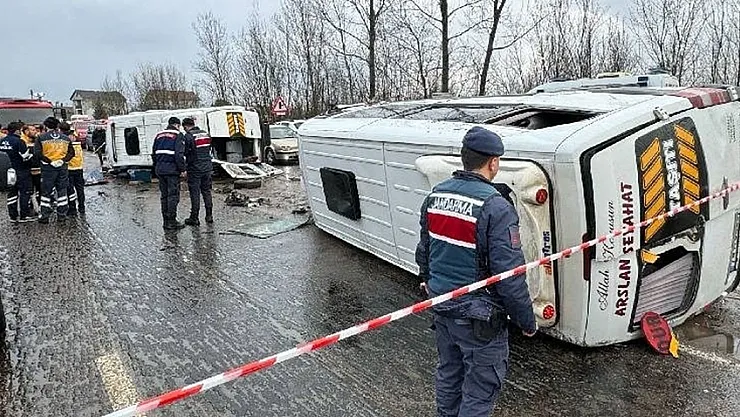 Son dakika işçi servisleri çarpıştı! Otoyolda can pazarı kuruldu: Çok sayıda ölü ve yaralı var